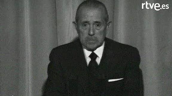 Arias Navarro durante el anuncio de la muerte del