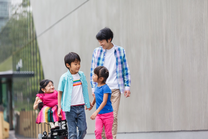 夫と息子と娘と。（撮影：佐藤健介）