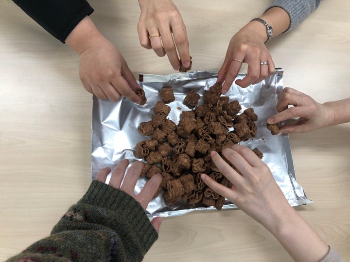 허프포스트 코리아 에디터들이 꼬북칩 초코츄러스맛을 시식하고 있다.