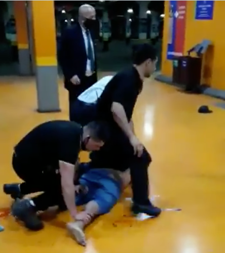 Vídeo mostra seguranças espancando homem negro até a