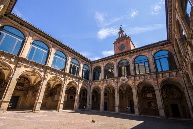 Το κεντρικό κτίριο του πανεπιστημίου της Μπολόνια. Η ίδρυση του πανεπιστημίου εκτιμάται ότι έγινε στο 1088, μία χρονολογία που το καθιστά αναμφισβήτητα το μακροβιότερο πανεπιστήμιο στον δυτικό κόσμο.  Το έτος 1155, συναντάται η πρώτη ρητή νομοθετική κατοχύρωση δικαιωμάτων και ελευθεριών των διδασκόντων και των φοιτητών στο συγκεκριμένο πανεπιστήμιο, που προσομοιάζουν με τον θεσμό του ασύλου, όπως τον αντιλαμβανόμαστε σήμερα, με την “Authentica habita” του Αυτοκράτορα Φρειδερίκου Α’ Μπαρμπαρόσσα. Στη χώρα μας νομοθετήθηκε για πρώτη φορά με το νόμο 1268/1982.