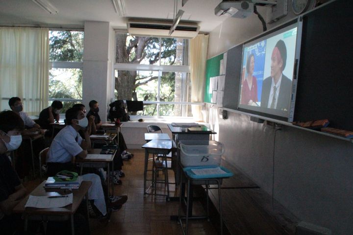ハフポストLIVEの動画を視聴する生徒たち