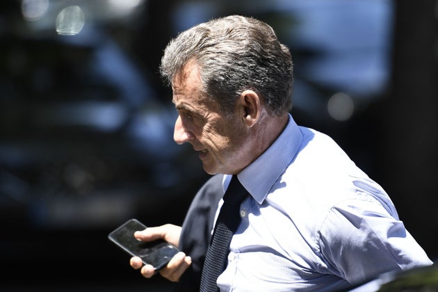 Nicolas Sarkozy photographié en marge des funérailles de l'ancien ministre de la Justice Pascal Clément à Neuilly-sur-Seine le 25 juin 2020.