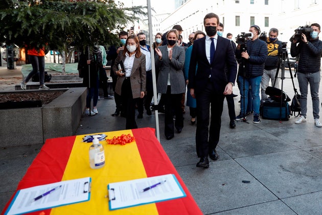 Pablo Casado en la recogida de firmas contra la Ley Celaá