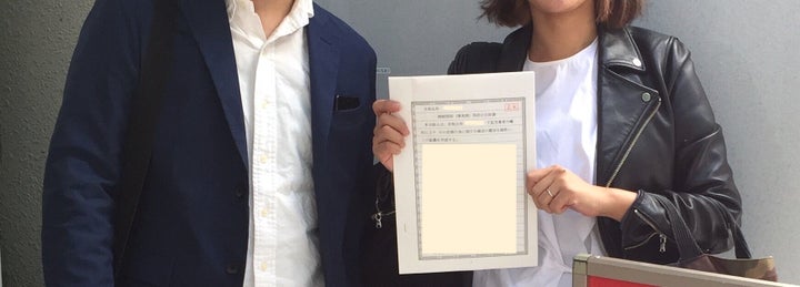 「婚姻関係(事実婚)契約公正証書」を手に。これからも、よろしく!