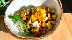 Tartar caliente de atún con patatas y huevos