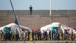 Ábalos niega que el Gobierno vaya a estabilizar un campamento de inmigrantes en