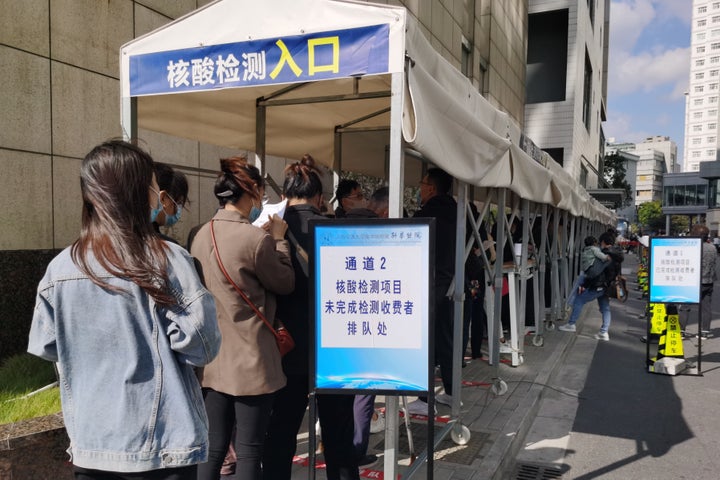 PCR検査の列に並ぶ人たち 上海市/11月13日 (Photo credit should read Feature China/Barcroft Media via Getty Images)