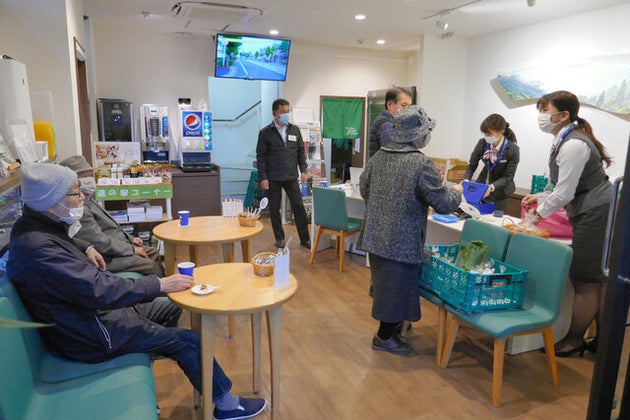 商店街にある滋賀トヨペットの店内。地域住民が来店しにぎわっていた=大津市長等2丁目