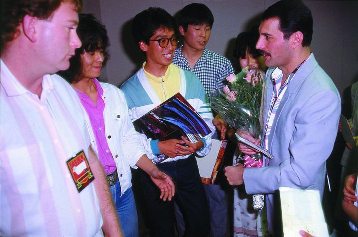 1985年5月、ファンと交流するフレディ・マーキュリー