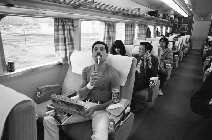 1982年10月25日、アルバム「ホット・スペース」のツアーで、大阪から名古屋への移動中に駅弁を食べるフレディ・マーキュリー