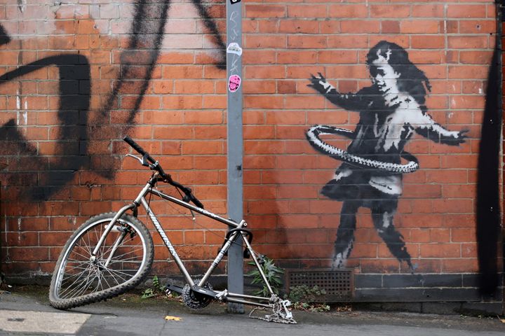 イギリス・ノッティンガムに描かれたバンクシーの作品。ポールに立てかけてある後輪のない自転車がなくなった