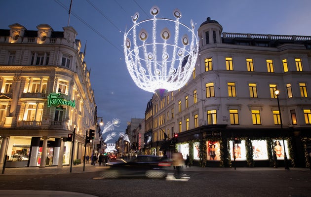 Contre le Covid-19, fêter Noël dans la rue est une solution, selon des Contre le Covid-19, fêter Noël dans la rue est une solution, selon des