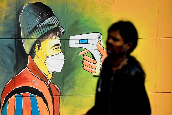 Una persona pasea por Nueva Delhi.