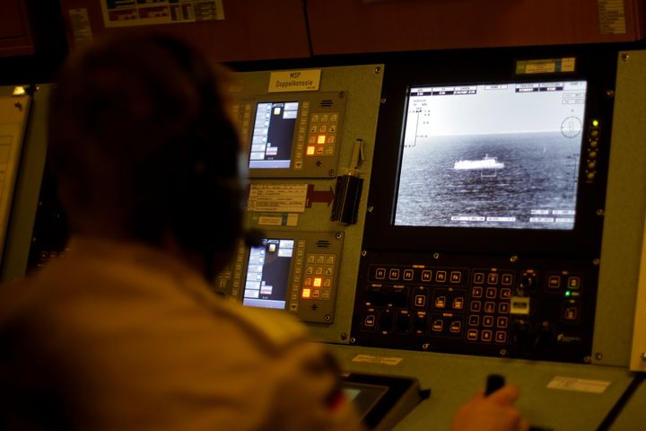 Η εικόνα ενός πλοίου υπό επιτήρηση φτάνει μέσω θερμικής κάμερας στο κέντρο Διοίκησης Πληροφοριών υπό το βλέμμα αξιωματικού του γερμανικού πολεμικού πλοίου «Bonn», κοντά στην τουρκική πόλη της Σμύρνης, στις 26 Μαϊου 2016. Εν προκειμένω, το «Bonn» περιπολούσε στο Αιγαίο σε μία προσπάθεια να περιορίσει το μεταναστευτικό ρεύμα μεταξύ Τουρκίας και Ελλάδας. (AP Photo/Markus Schreiber)