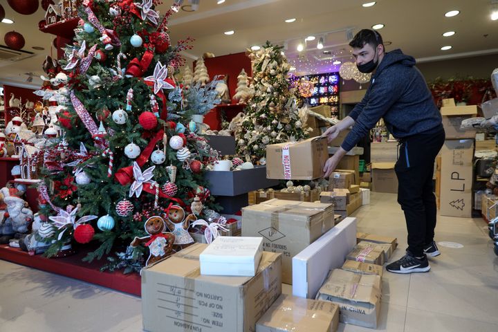 Τηλεφωνικά ή διαδικτυακά οι παραγγελίες στα καταστήματα με Χριστουγεννιάτικα είδη