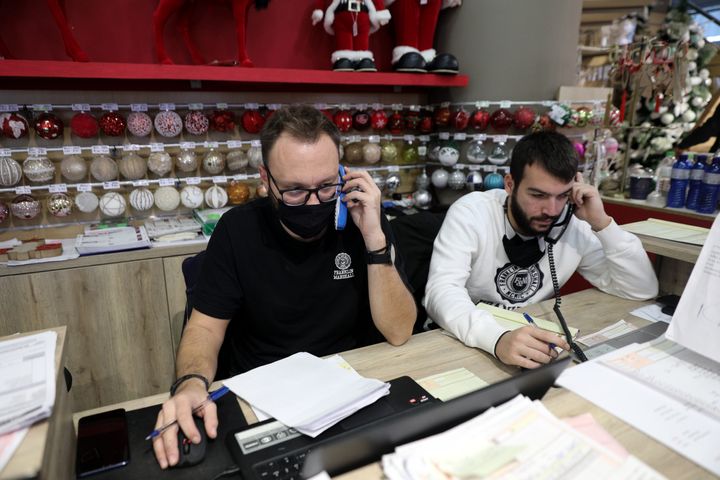 Τηλεφωνικά ή διαδικτυακά οι παραγγελίες στα καταστήματα με Χριστουγεννιάτικα 