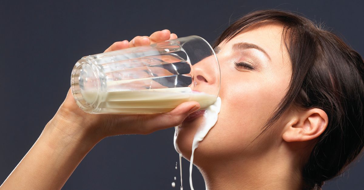 Кончина фото. Девушка пьет. Девушка пьет молоко. Молочная грудь. Жевушка пьёт своё молоко.