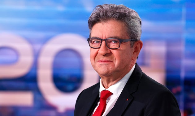 Le leader du parti de gauche La France Insoumise (LFI), Jean-Luc Mélenchon, pose dans les studios de TF1 avant d'annoncer sa candidature à l'élection présidentielle de 2022, le 8 novembre 2020 à Paris. (Photo THOMAS SAMSON/AFP via Getty Images)
