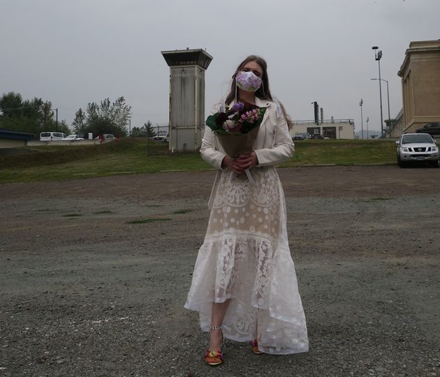 The author in front of the prison on her way to the wedding.