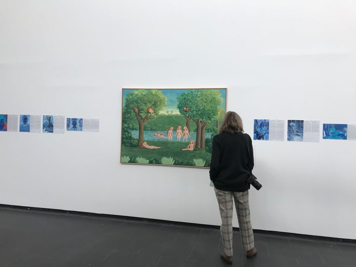 Visitante frente a la obra de Isabel Villar y Diana Larrea.