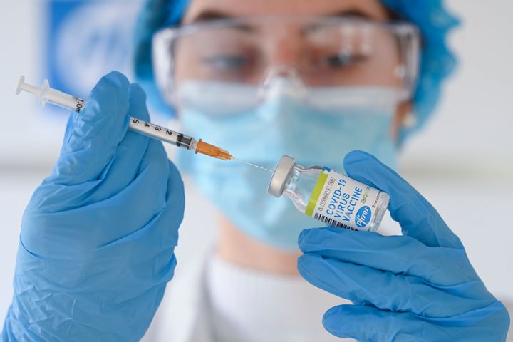 Βρυξέλλες, 23 Νοεμβρίου 2020. Οι εταιρείες Pfizer και BioNTech έχουν ήδη ανακοινώσει ως αποτέλεσμα της φάσης ΙΙΙ των δοκιμών για το εμβόλιο του Covid-19 ποσοστό επιτυχίας 95%. ( Photo by Vincent Kalut / Photonews via Getty Images)