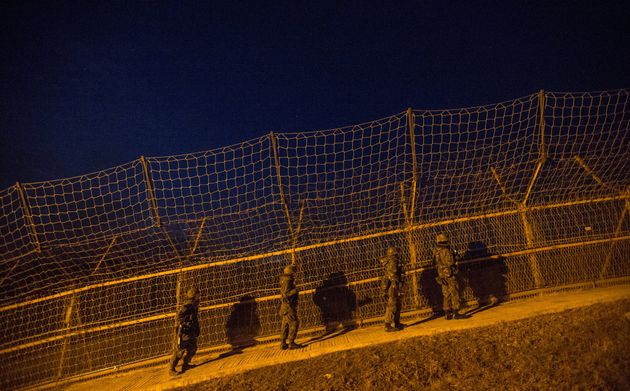 (자료사진) 육군 25사단 GOP 장병들이 경기도 서부전선 최전방 GOP(일반전방초소)에서 철책 이상 유무를 점검하며 이동하고 있다.