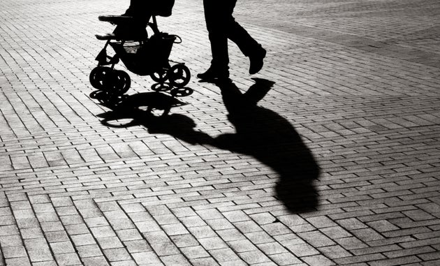 Drogado y a la fuga: mata a una bebé de 10 meses al arrollar su carrito en  un paso de peatones | El HuffPost