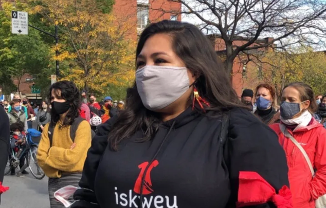 Marquée très tôt par le décès de sa mère, Nicole Janis Qavavauq-Bibeau milite pour m...