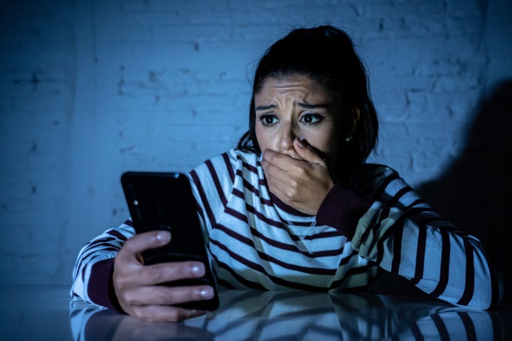 Una joven lee su teléfono móvil