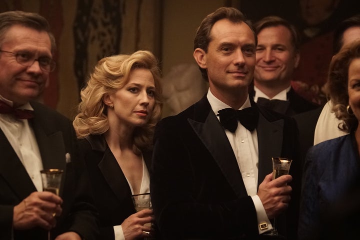 Carrie Coon and Jude Law in "The Nest."