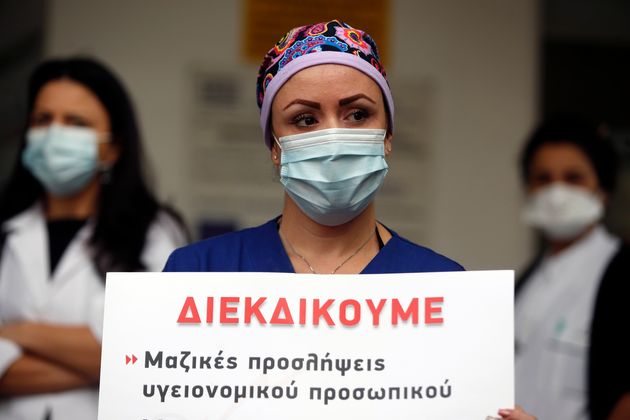 H νοσηλεύτρια ΜΕΘ, Άννα Καλούδη κατά την πρόσφατη διαμαρτυρία γιατρών του Ευαγγελισμού με βασικό αίτημα τη πρόσληψη ιατρικού και νοσηλευτικού προσωπικού (12 Νοεμβρίου) 