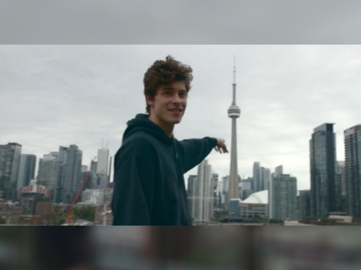 Twitter poked fun at a very Toronto moment in the new Netflix documentary "Shawn Mendes: In Wonder." 