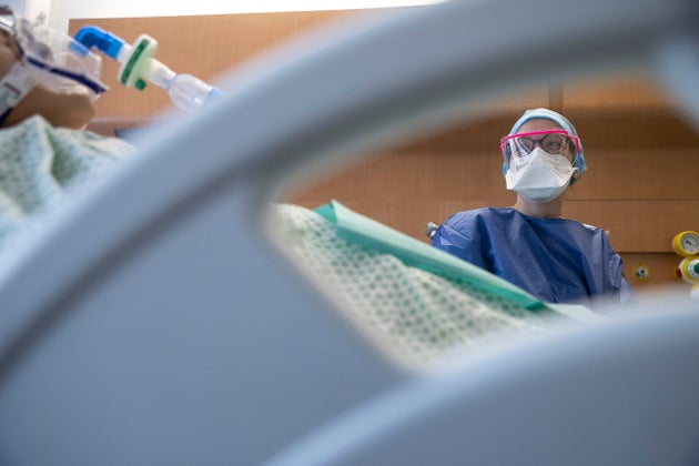 Covid-19: les cas positifs recensés repartent à la hausse, moins de 30.000 hospitalisés...