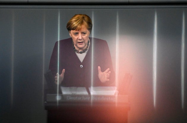 Angela Merkel: "Non invertito ancora il trend, chiudere impianti sci fino a 10 gennaio" Angela Merkel: "Non invertito ancora il trend, chiudere impianti sci fino a 10 gennaio"