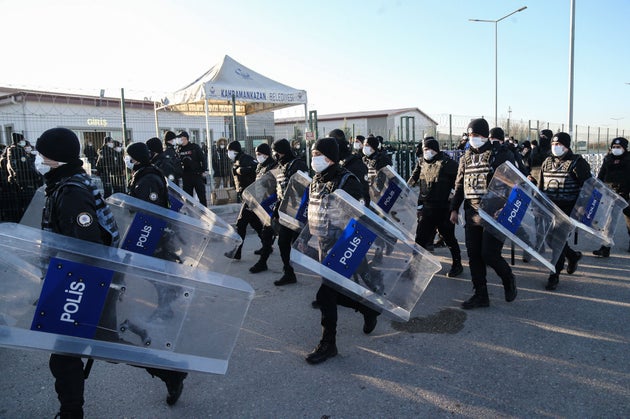 Ισχυρές αστυνομικές δυνάμεις σήμερα στο δικαστήριο στην Άγκυρα. 