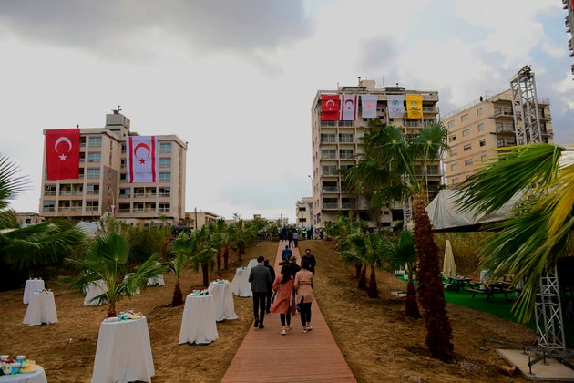 15 Νοεμβρίου 2020. Το σουρεαλιστικό σκηνικό στα περίκλειστα Βαρώσια, όπου ο Τούρκος Πρόεδρος Ταγίπ Ερντογάν αποφάσισε να οργανώσει 