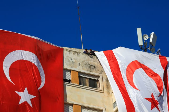 15 Νοεμβρίου 2020. Τουρκική και τουρκοκυπριακή σημαία καλύπτουν τις προσόψεις κτιρίων στα κατεχόμενα Βαρώσια για τις ανάγκες του "πικνίκ Ερντογάν". (Photo by Alexis Mitas/Getty Images)