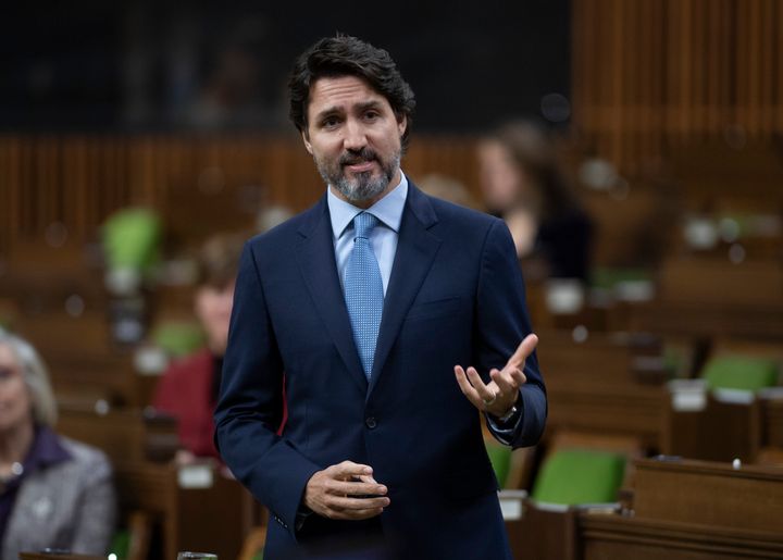 Le premier ministre Justin Trudeau fait face à de nombreuses critiques depuis qu'il a admis que le Canada pourrait recevoir le vaccin contre la COVID-19 après les pays qui les produisent sur leur territoire.