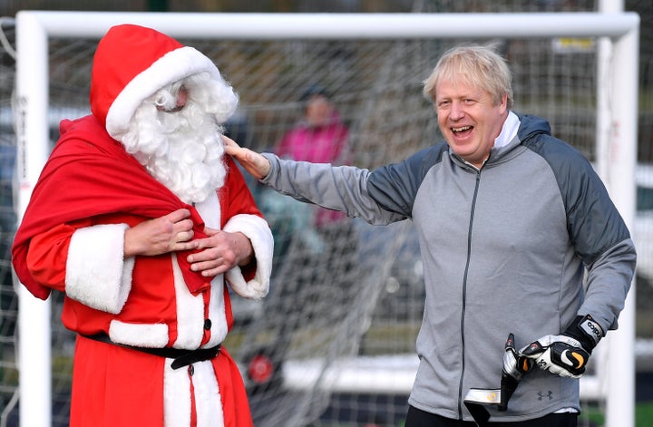 ジョンソン首相とサンタ姿の男性(2019年12月)