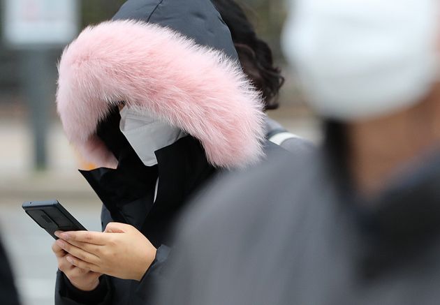 Citizens dressed in thick clothing went to work in Seoul's Gwanghwamun area on the 24th, when the morning temperature dropped to freezing temperatures across the country.