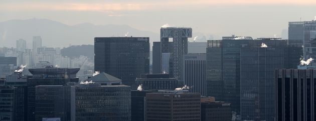 On the morning of the 24th, after the cold of early winter, water vapor from the heating heat rises in a building in central Seoul.