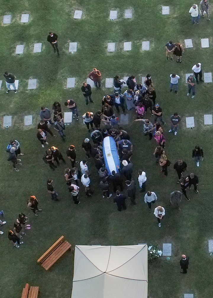 El funeral de Maradona, en el cementerio de Jardín Bella Vista, en Buenos Aires. 