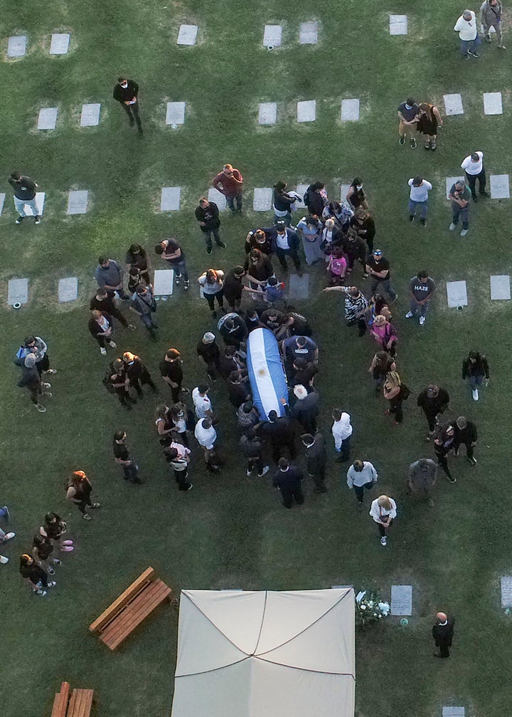 El funeral de Maradona, en el cementerio de Jardín Bella Vista, en Buenos Aires.