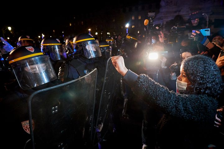 Διαμαρτυρίες στη Γαλλία (Παρίσι) για το νόμο που απαγορεύει τη δημοσίευση φωτογραφιών αστυνομικών