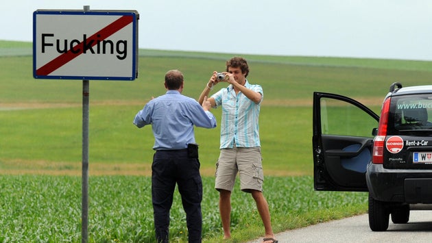 Il paesino austriaco Fucking cambia nome: "Stanchi di battute, selfie e furti di cartelli" Il paesino austriaco Fucking cambia nome: "Stanchi di battute, selfie e furti di cartelli"