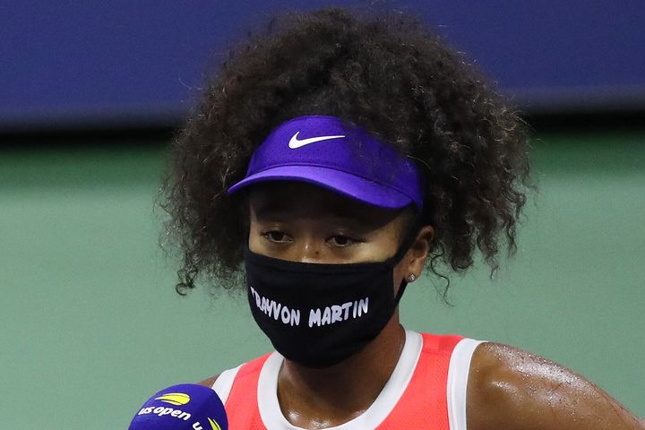 黒人への暴力で犠牲になったトレイボン・マーティンさんの名前が刻まれたマスクを全米オープンで着用し、人種差別に抗議する大坂なおみ選手