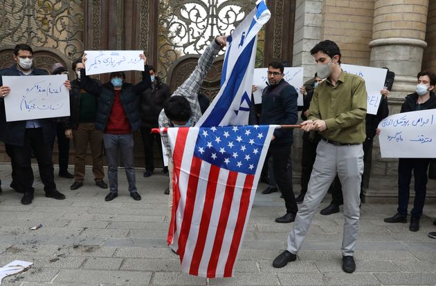 Διαδηλωτές καίνε την Αμερικανική σημαία έξω από το υπουργείο Εξωτερικών του Ιράν στη Τεχεράνη.