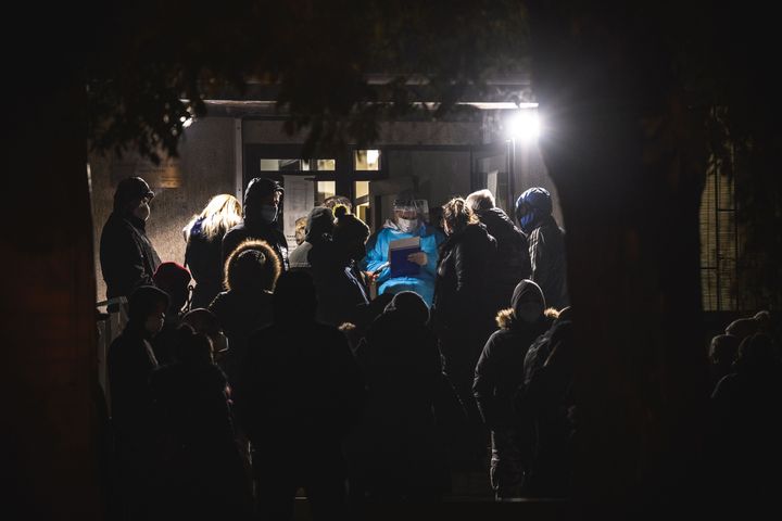 Κόσμος περιμένει να εξεταστεί έξω από νοσοκομείο αναφοράς στο Βελιγράδι