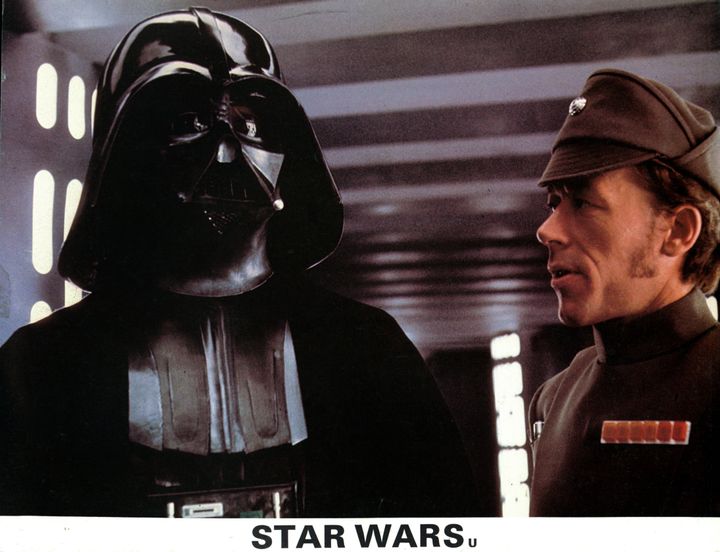 Ο Ντέιβιντ Πράους ως Νταρθ Βέιντερ σε σκηνή ταινίας Star Wars το 1977. 